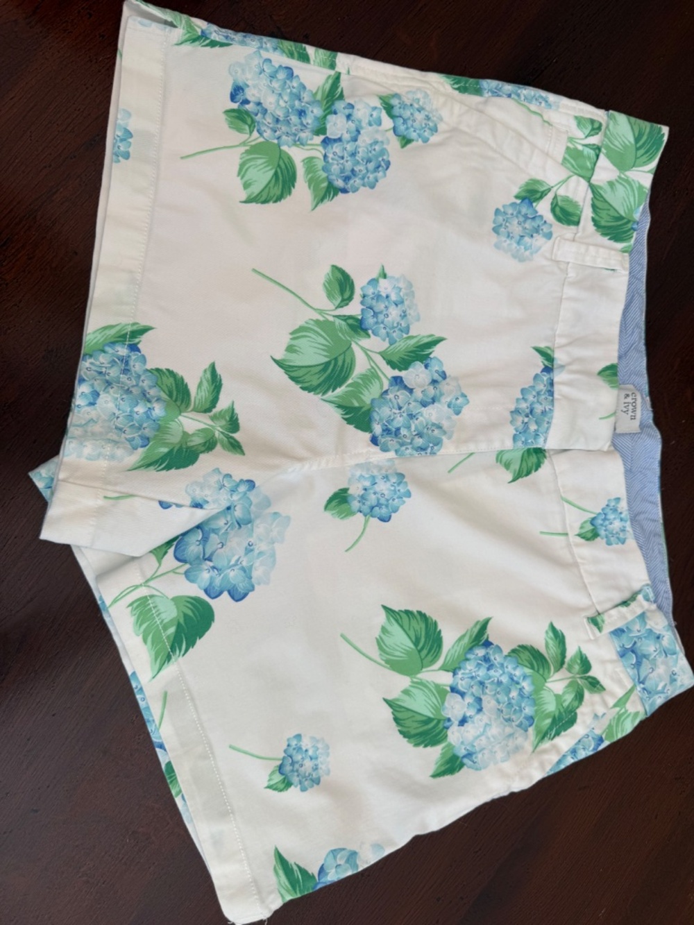Crown & Ivy Caroline 5 inch shorts lot of 3 EUC size 12 - Picture 3 of 4